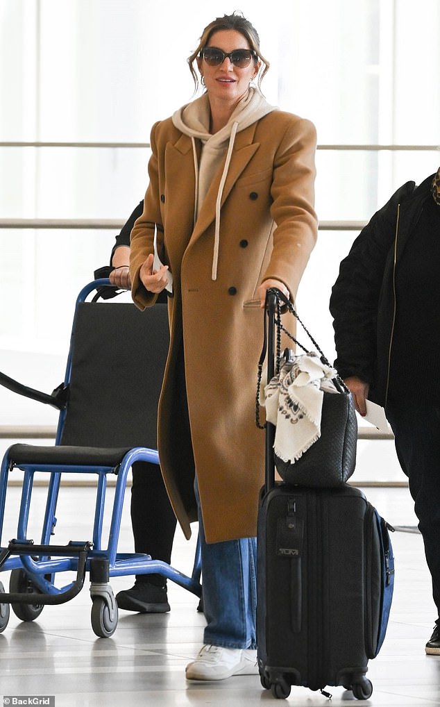 Gisele Bündchen remained at ease as she made her way through a New York City airport on Friday