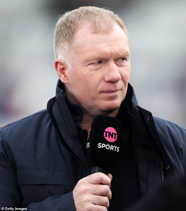 Paul Scholes has called on midfielders to play during the half-inning to bring attackers into play