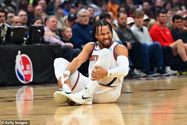 Knicks star Jalen Brunson appeared to suffer a knee injury minutes into Sunday's game