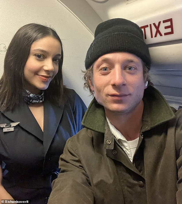 Jeremy Allen White leaves fans baffled with his unique gesture