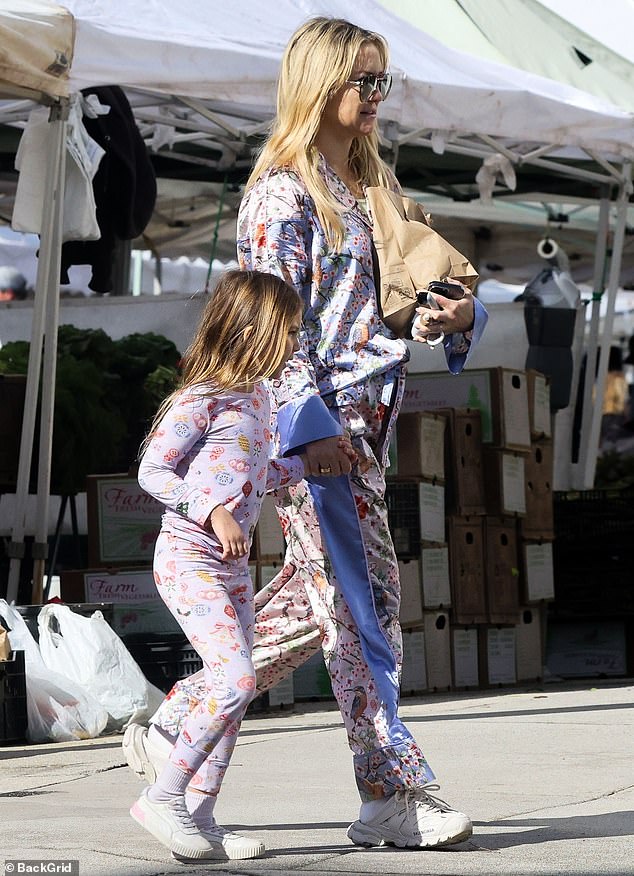 Kate Hudson showed off her nurturing side and treated her daughter to a lovely outing at a farmers market in Los Angeles on Sunday