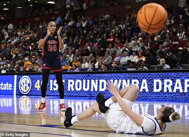 LSU guard Last-Tear Poa (R) hit her head in concerning scenes in the 4th quarter against Ole Miss