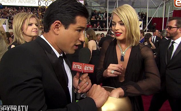 In 2015, the then 24-year-old revealed to Mario Lopez (left) on the Oscars red carpet that she had no qualms about making the first move on another restaurant worker