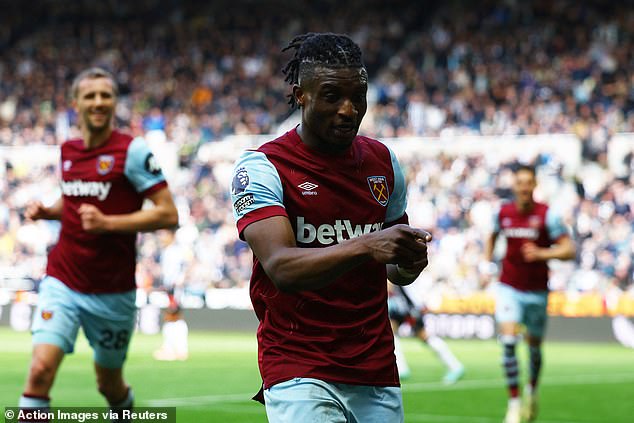 Mohammed Kudus was less than impressed when one of Saturday's ball boys refused to give up his stool to allow him to have his 'seat party'.