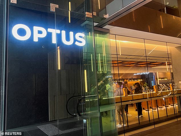 A calling issue is impacting Optus customers.  The company is trying to solve the problem.