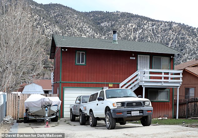 He lives in a town of 3,000 inhabitants in a single-family home of 110 square meters, seen here, with his wife Laura, after living there for at least ten years.