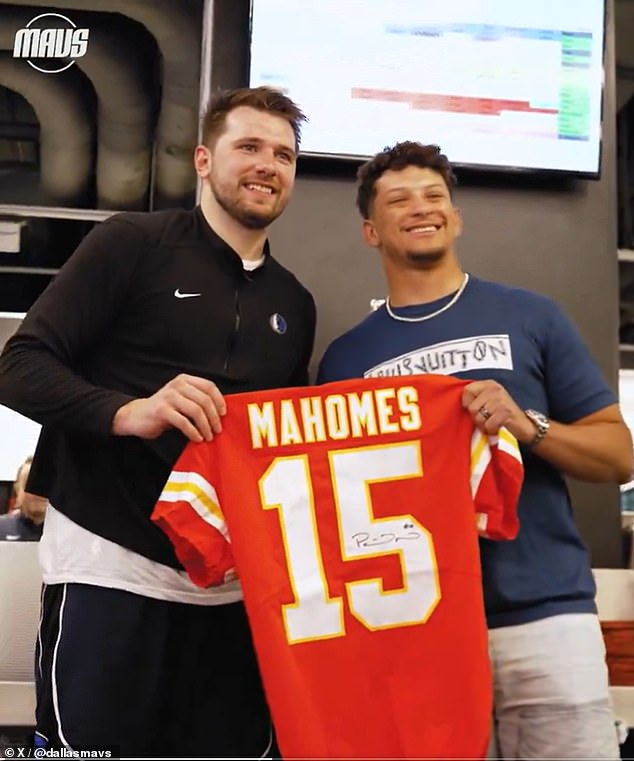 The Chiefs QB was all smiles as he posed for a photo with Mavs star Luka Doncic and his jersey