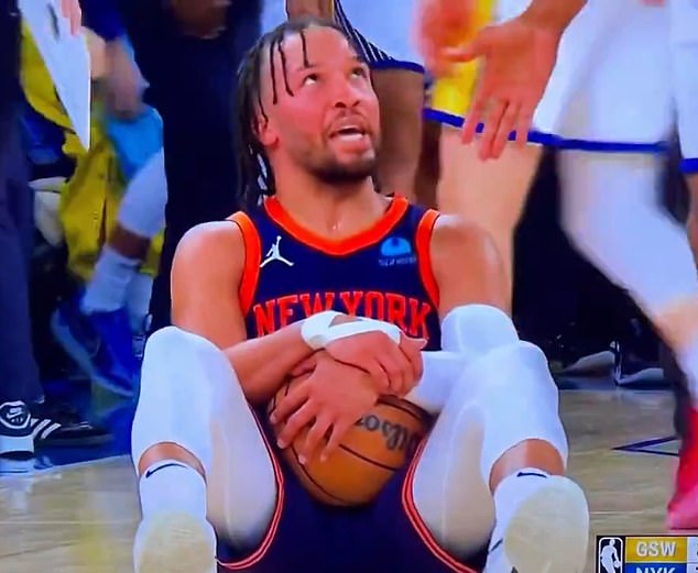 Jalen Brunson didn't grab Chris Paul's hand after the security guard knocked him to the ground