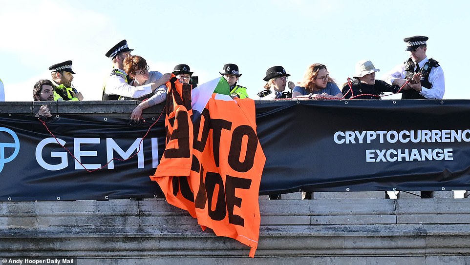 An attempted protest by Just Stop Oil was foiled on Chiswick Bridge, with police officers intervening