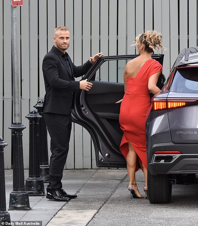 Tim and Sara were also grinning from ear to ear as they walked into the taping of the reunion special.  Both shown