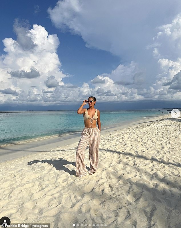 She added some cream shades and tied her hair back, making her look relaxed and carefree as she posed in front of a breathtaking beach scene