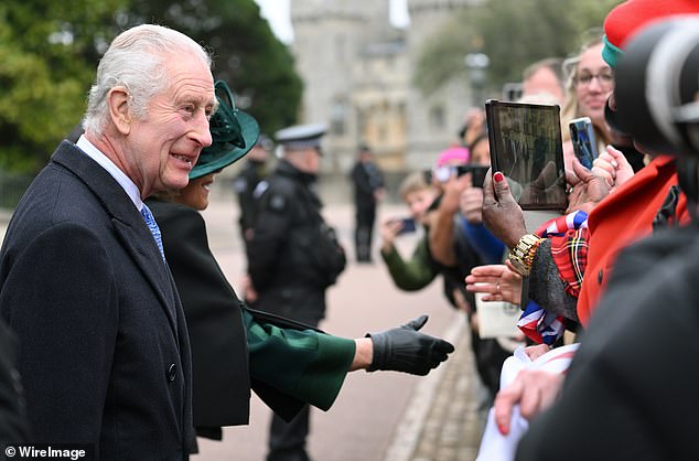 The king made a comment to the woman and the crowd began to laugh at the altercation