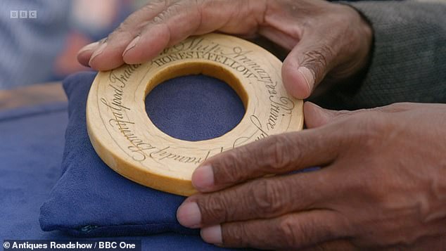 The guest had brought an ivory disk, which she revealed she had bought 36 years ago for £3, which Ronnie revealed came from the slave trade.