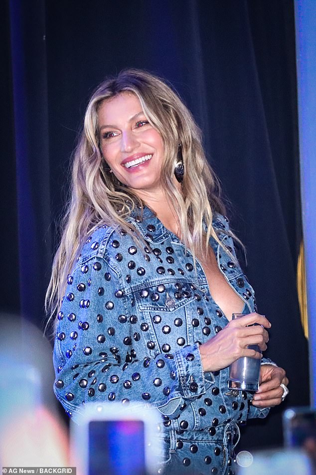 The mother-of-two, who is currently dating Joaquim Valente, chose to style her golden blonde locks in loose waves, flowing down her back and shoulders.