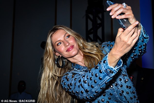 She was later seen taking a selfie after stepping off the stage