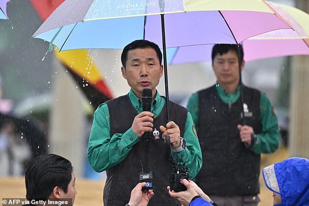 South Korean zookeeper Kang Cheol-won spoke at a farewell ceremony for Fu Bao at Everland amusement park in Yongin.  He said, 