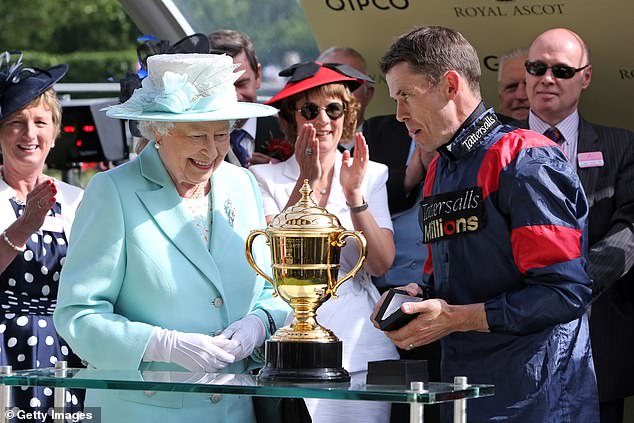 In 2015, Lee became the first Grand National winning jockey to switch codes and win the Ascot Gold Cup