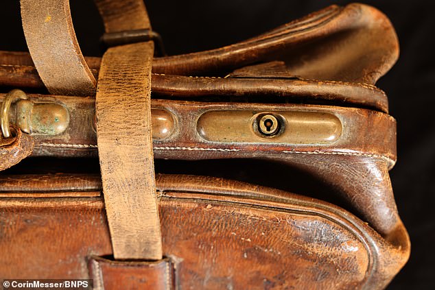 Wallace Hartley received the maple, spruce and ebony violin with the brown leather case from Maria Robinson in 1910