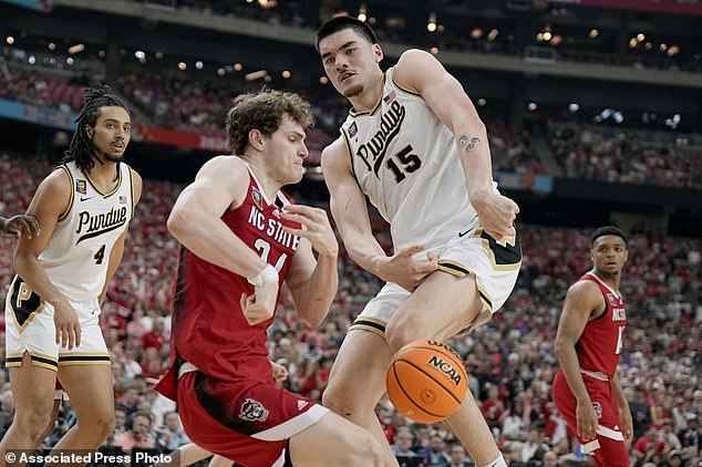 Edey (15) and NC State forward Ben Middlebrooks battle for the ball in the second half