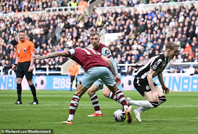 Stelling also questioned why Match of the Day did not address a penalty that Newcastle won against West Ham last weekend when it was ruled that Kalvin Phillips had fouled Anthony Gordon.