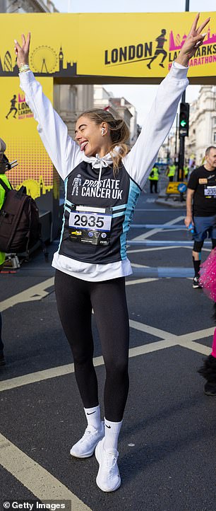 The Love Island star looked fantastic in her gym clothes as she posed with her arms in the air before the race got underway