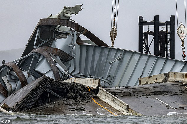 The Dali crashed into the Francis Scott Key Bridge, causing it to fall;  in the photo: the twisted metal of the fallen bridge