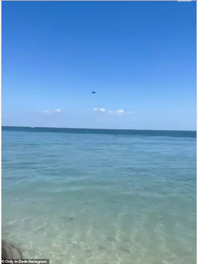 Beachgoers witnessed the helicopter's dramatic crash;  in the photo: a rescue helicopter flying above the sunken plane