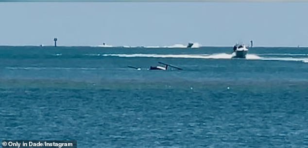 People watched from the shore as a police marine performed a lightning-fast rescue;  In the photo: the sunken helicopter floating in the water and rescue boats rushing to the pilot's aid