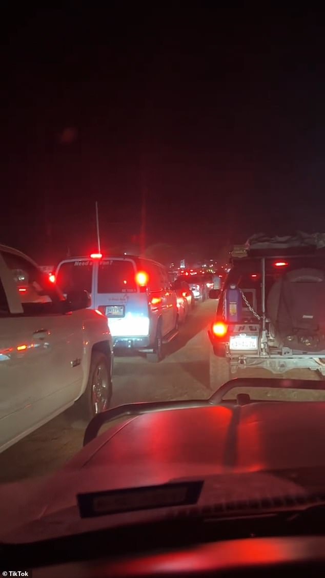 An influx of tourists has led to an increase in traffic patterns in several cities along the path of the eclipse's totality;  in the photo: a highway in Texas, clogged by eclipse traffic