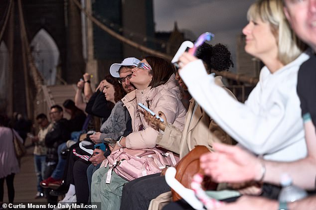 Dubbed the “Great American Eclipse,” Monday marked the first total solar eclipse visible anywhere in the world since December 2021, and the first from the U.S. since August 2017. In the photo, viewers went from the eclipse to the Brooklyn Bridge in New York to watch the solar eclipse.  city ​​descends into darkness