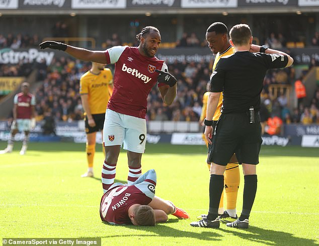 The 27-year-old had to be substituted in the 54th minute and headed straight through the tunnel at Molineux