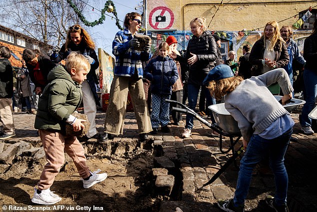 The dismantling of the street architecture is carried out in collaboration with the police and the city of Copenhagen