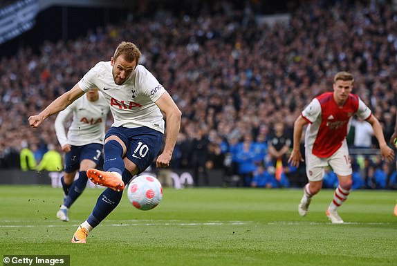 LONDON, ENGLAND - MAY 12: Harry Kane of Tottenham Hotspur scores their side's first goal from the penalty spot during the Premier League match between Tottenham Hotspur and Arsenal at the Tottenham Hotspur Stadium on May 12, 2022 in London, England.  (Photo by Mike Hewitt/Getty Images)