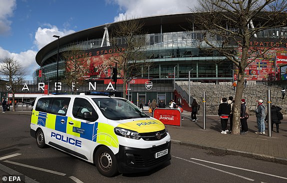 epa11267743 Police outside Arsenal's Emirates Stadium ahead of the UEFA Champions League quarter-final first leg between Arsenal FC and FC Bayern Munich in London, Great Britain, April 9, 2024. EPA/ANDY RAIN