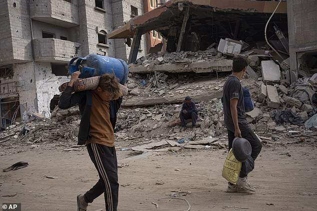 The foreign minister ruled out that Hamas would play any role in leading a Palestinian state, but that that task would have to go to a reformed Palestinian Authority (photo, Palestinians in Gaza)