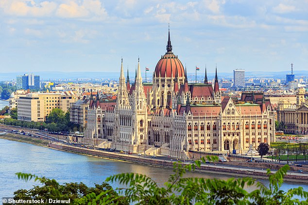 The Hungarian Parliament, in the photo, is one of the 'jewels' that Budapest offers to travelers who 'increasingly choose to explore all corners on foot'