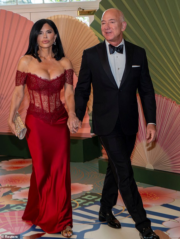 Photographers caught her and Jeff, 60, opting for a simple black tuxedo and arriving at the dinner holding hands