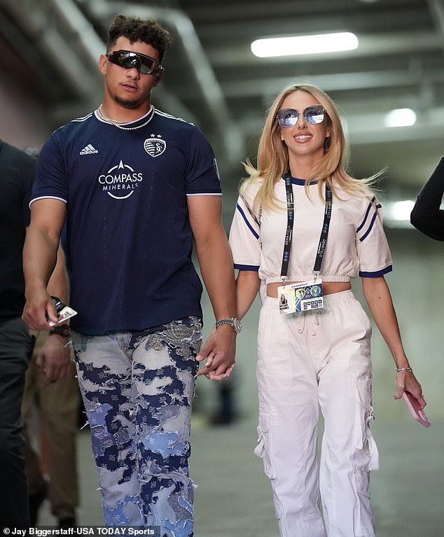 1713057703 854 Patrick Mahomes embraces Lionel Messi as the Super Bowl winner