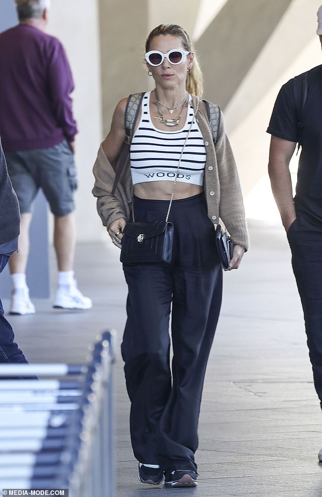 Looking toned and toned, Elsa showed off her etched abs in a black and white crop top and black high-waisted pants