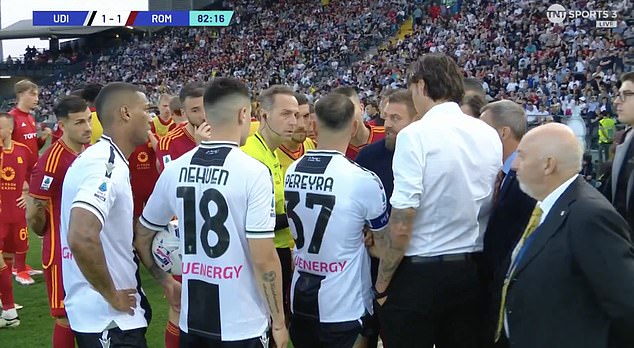 De Rossi and referee Luca Pairetto explained what was going on with the Udinese players