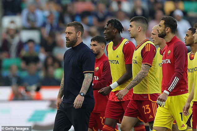 De Rossi and his players then went on to clap at the traveling Roma supporters in Udine