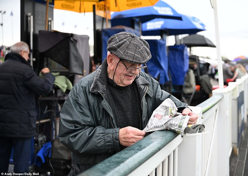 1713168103 498 SOUL OF SPORT Crowds flock to Aintree to enjoy a