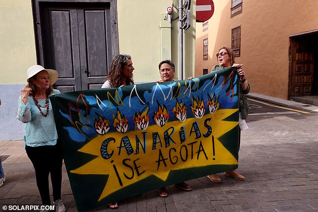 Half a dozen Canarians began an indefinite hunger strike at a church in the town of La Laguna in northern Tenerife on Friday.  They are all members of a platform called Canarias Se Agota, which literally translates into English as 'The Canary Islands are Exhausted'.