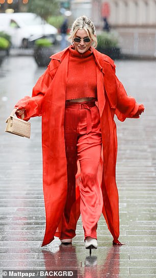 Ashley braved the chilly spring weather in the capital as she carried her belongings in a small beige Jacquemus handbag