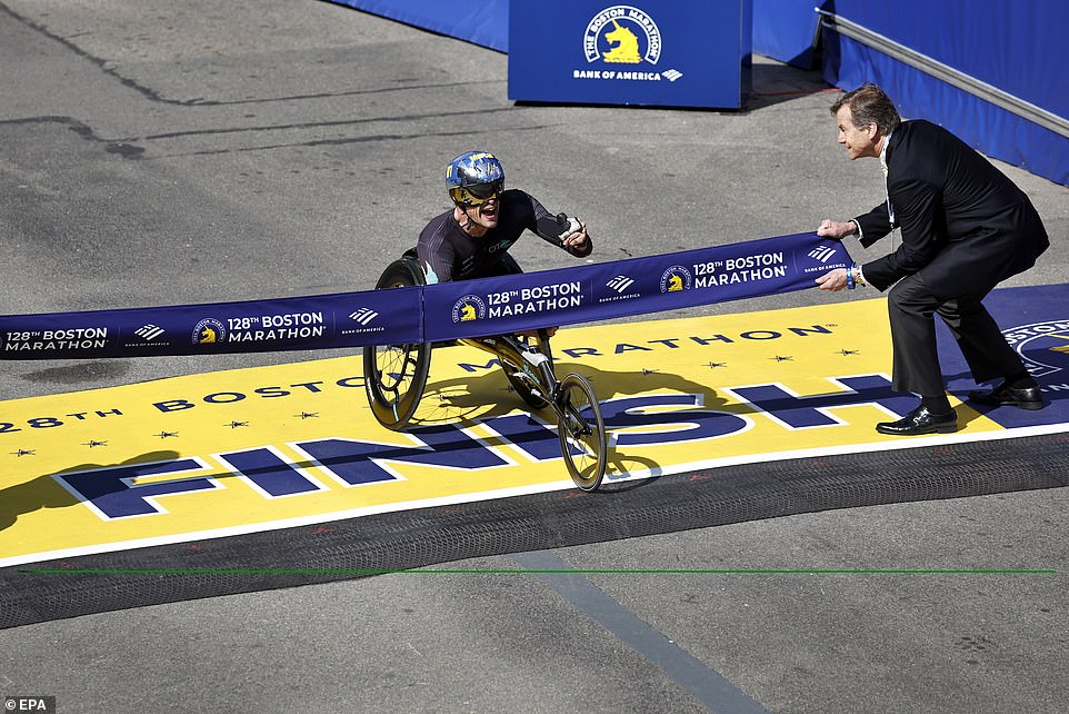 Swiss Marcel Hug achieved a sixth victory in the men's wheelchair race - in record time