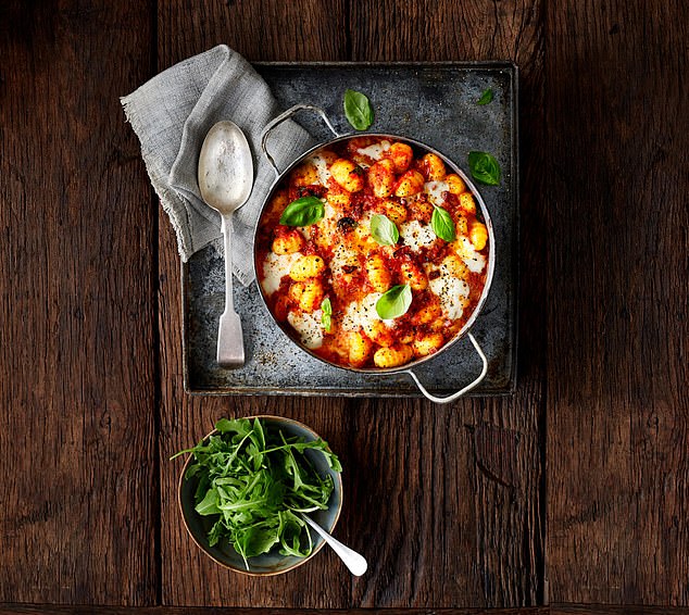 This crowd-pleasing gnocchi cake with chorizo ​​and mozzarella is very easy to make