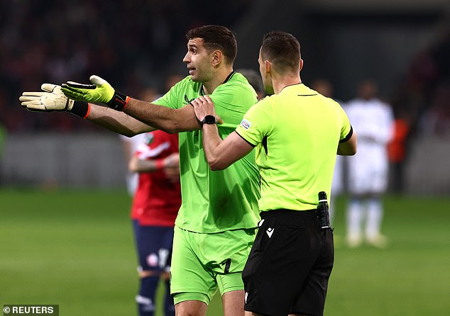 The Argentine goalkeeper protested his innocence but was told he would remain on the pitch