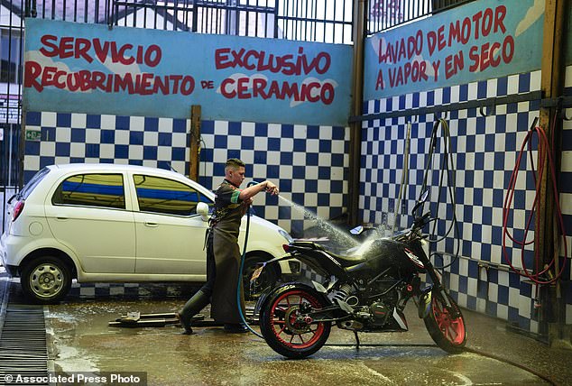 Bogotá Mayor Carlos Galán presented a plan on Monday to curb water use in the city of 8 million inhabitants.  Residents who wash their cars on the street can be fined up to $300