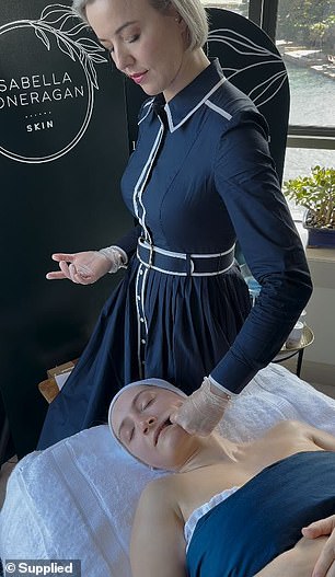 In the photo: the buccal massage.  To do this, the beautician inserts his fingers into the client's mouth (while wearing gloves) to gently massage the muscles