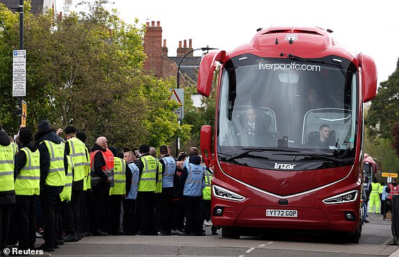 Football - Premier League - Fulham v Liverpool - Craven Cottage, London, Great Britain - April 21, 2024 The Liverpool team bus arrives at the stadium before the match REUTERS / Isabel Infantes NO USE WITH UNAUTHORIZED AUDIO, VIDEO, DATA, BRACELET LISTS, CLUB / LEAGUE LOGOS OR 'LIVE' SERVICES.  ONLINE USE IN THE CONTEST LIMITED TO 45 IMAGES, NO VIDEO EMULATION.  NO USE IN BETTINGS, GAMES OR PUBLICATIONS FOR ANY CLUB/LEAGUE/PLAYER.